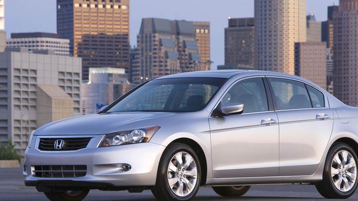 Side Pose Of Honda Accord EX-L Sedan 2008 In Silver